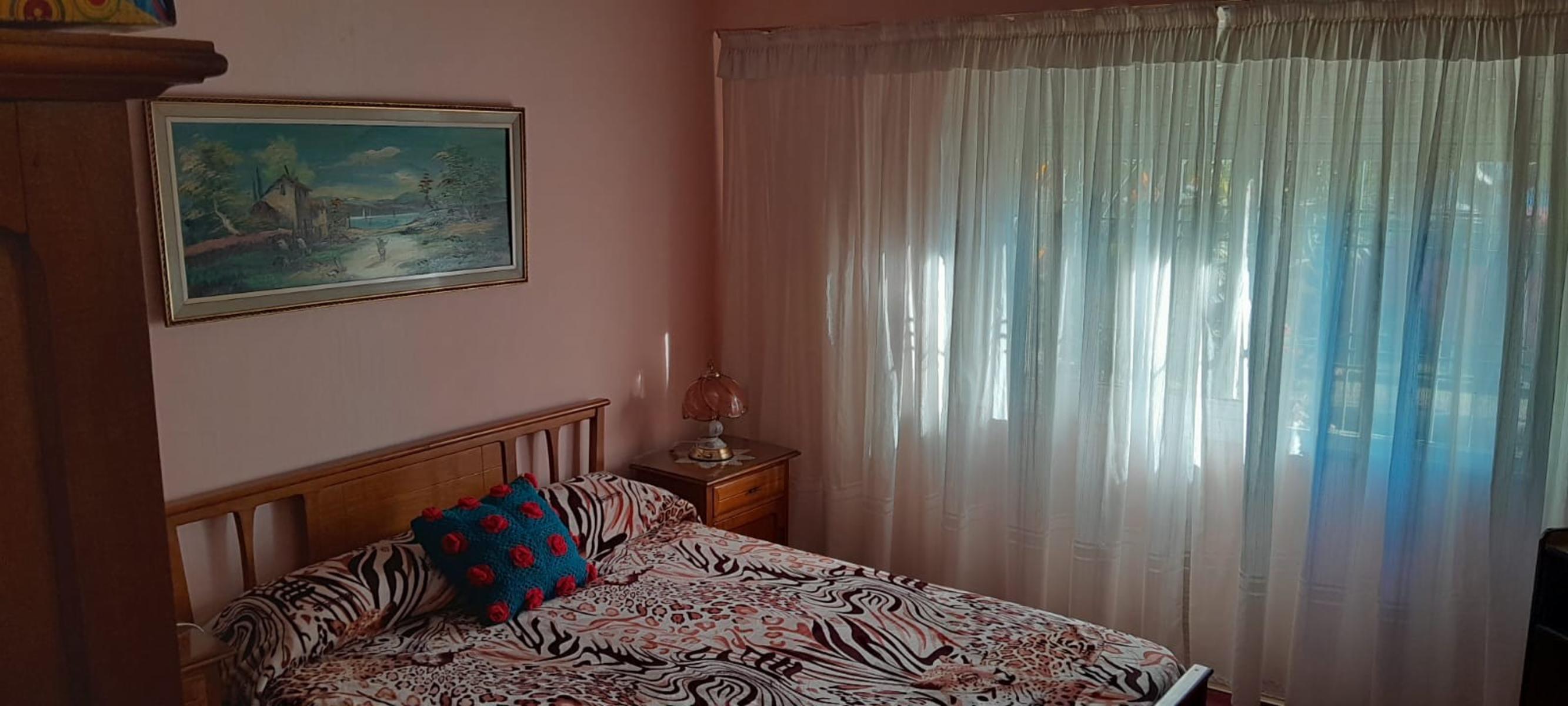 Excelente multifamiliar garage para dos autos ,casa de 4 ambientes al frete con piscina y depatamento de 3 ambientes al fondo — foto 5