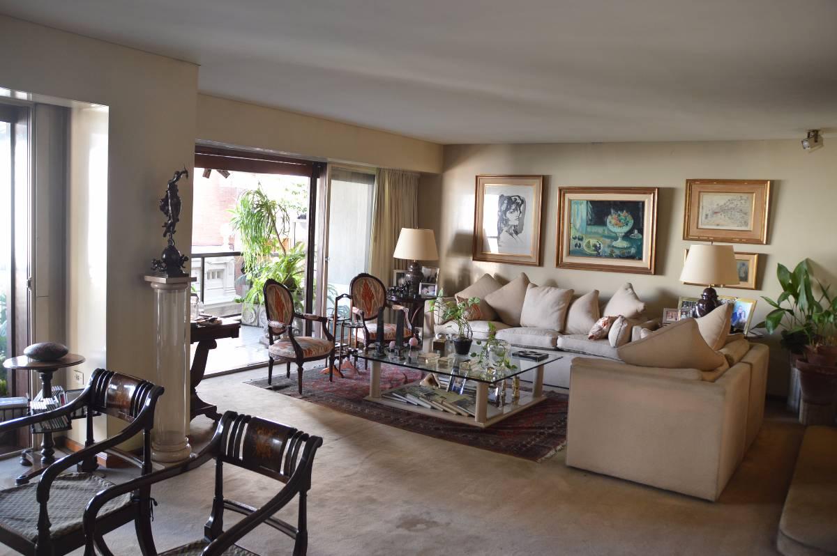 RECOLETA - Piso de Catg. Viv. 24hs. 2 Cocheras Fijas, Baulera, Balcon Aterrazado 3 Dorm (1 en suite), Gran Cocina, 2 Dependencias. — foto 4