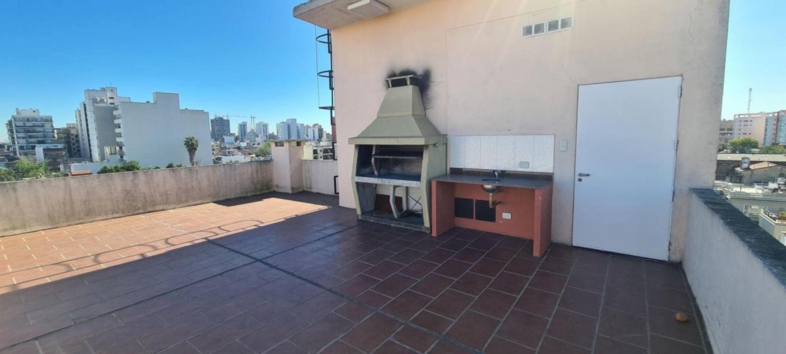VENTA DEPARTAMENTO 2 AMBIENTES AMPLIO CON VESTIDOR Y COCHERA CUBIERTA WILDE — foto 2