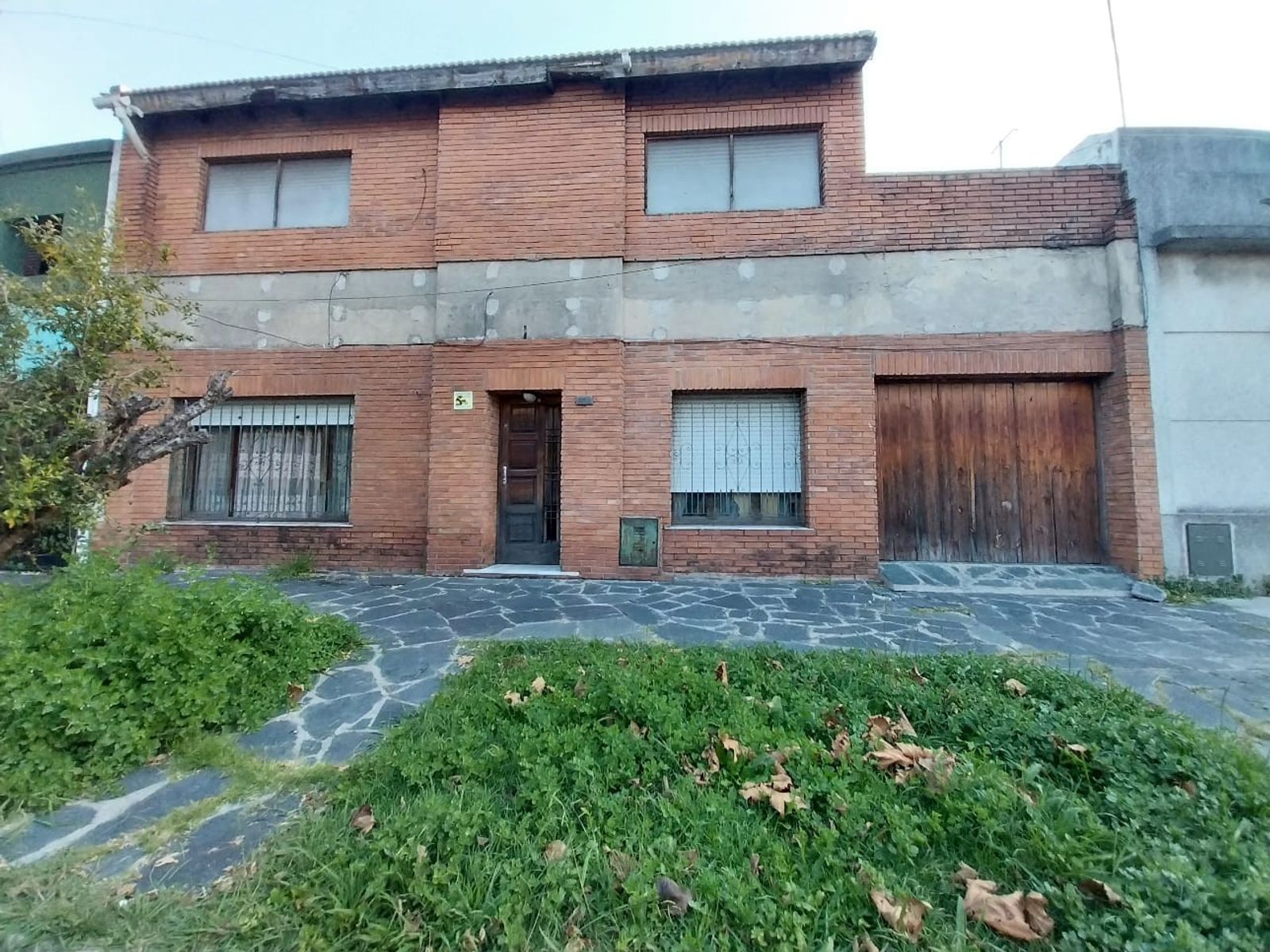 CASA EN DOS PLANTAS CON GARAJE AVELLANEDA