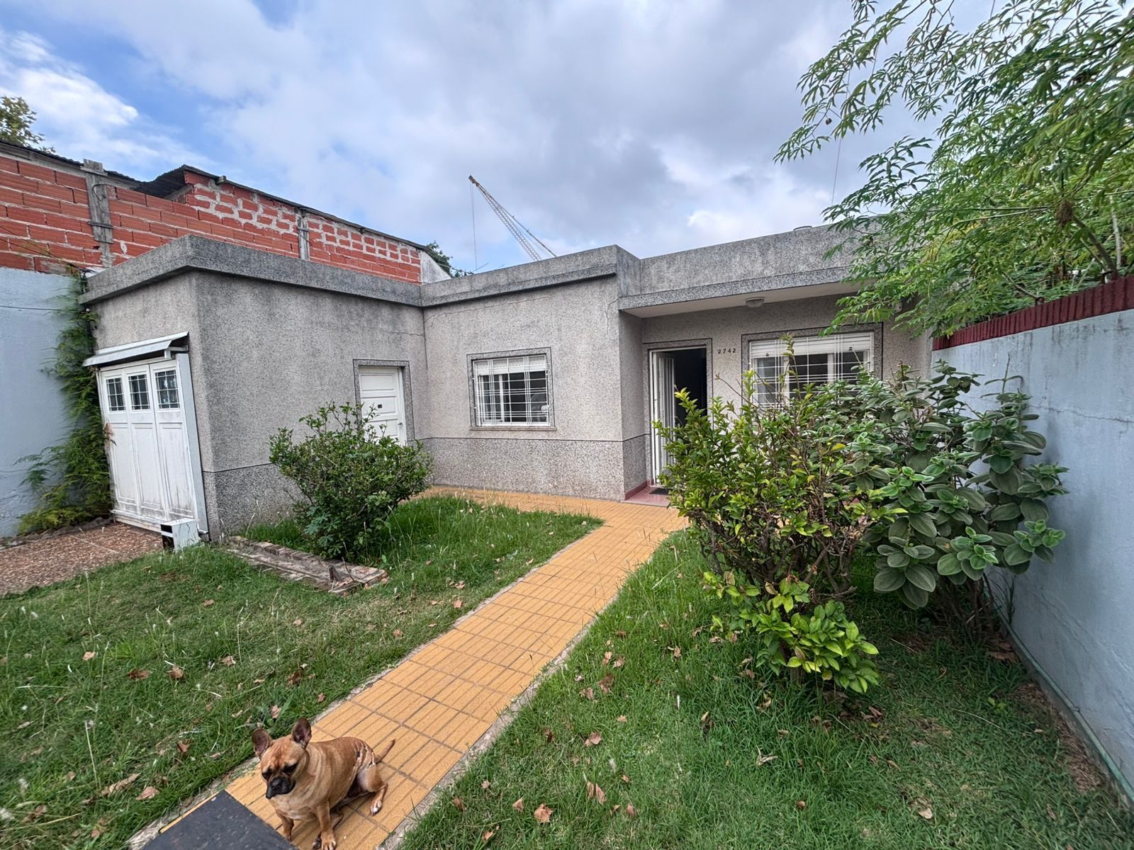 Excelente casa en alquiler con 4 ambientes 3 dormitorios, cochera cubierta y patio - 1