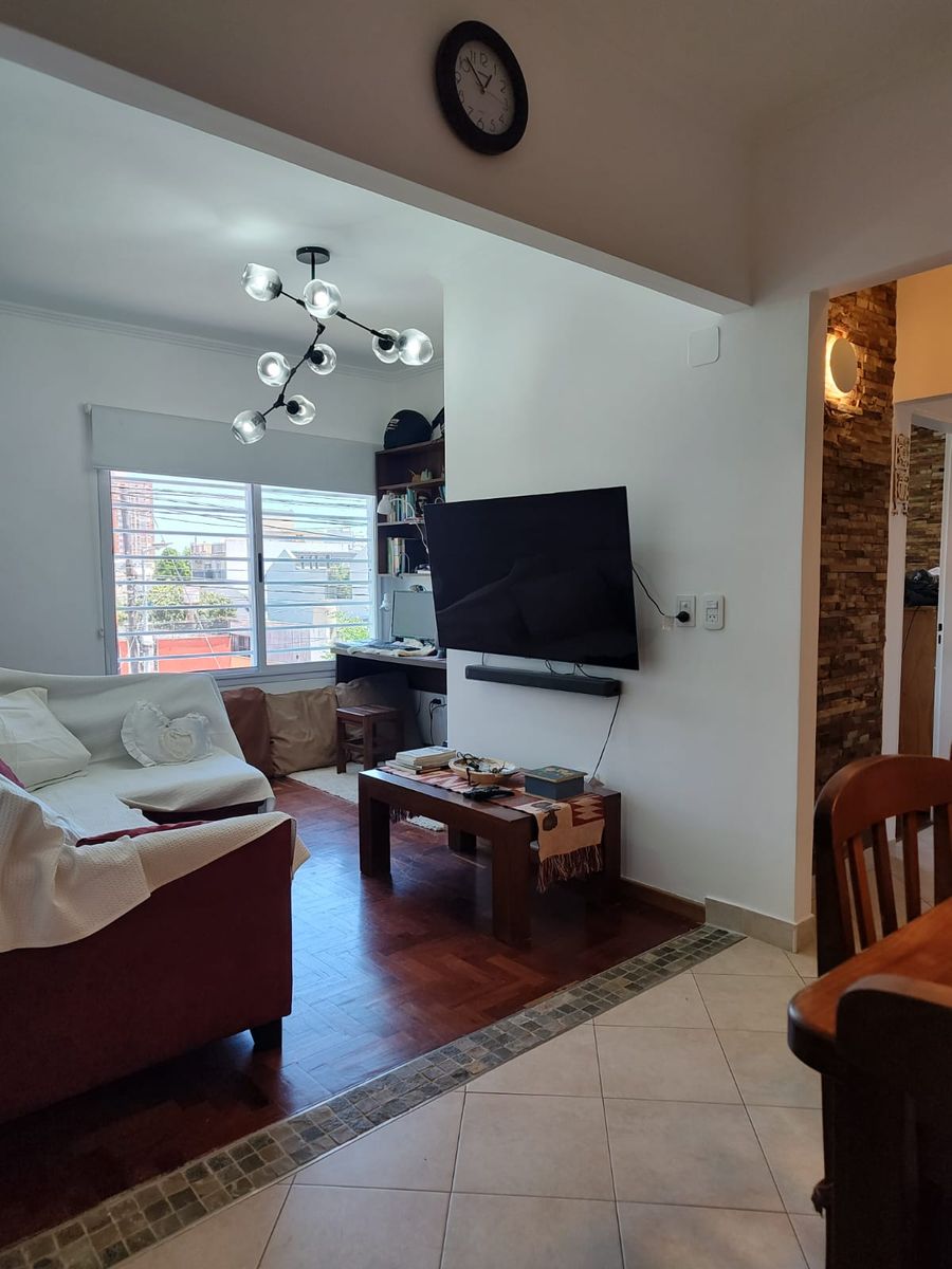 DEPARTAMENTO DOS AMBIENTES PRIMER PISO CON TERRAZA PROPIA
