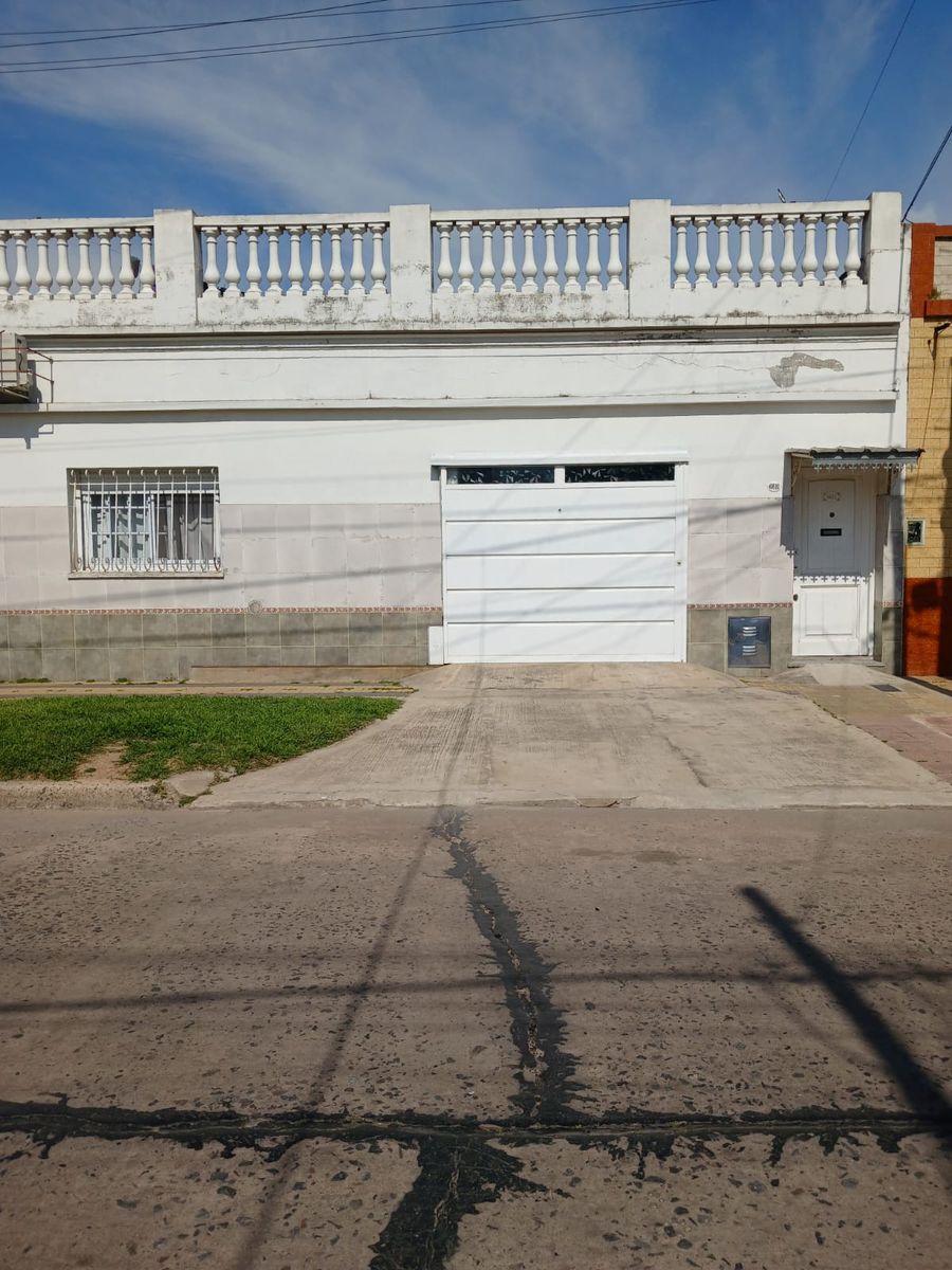 CASA EN VENTA WILDE, EXCELENTE ESTADO DE 5 AMBIENTES CON COCHERA Y AMPLIO PATIO