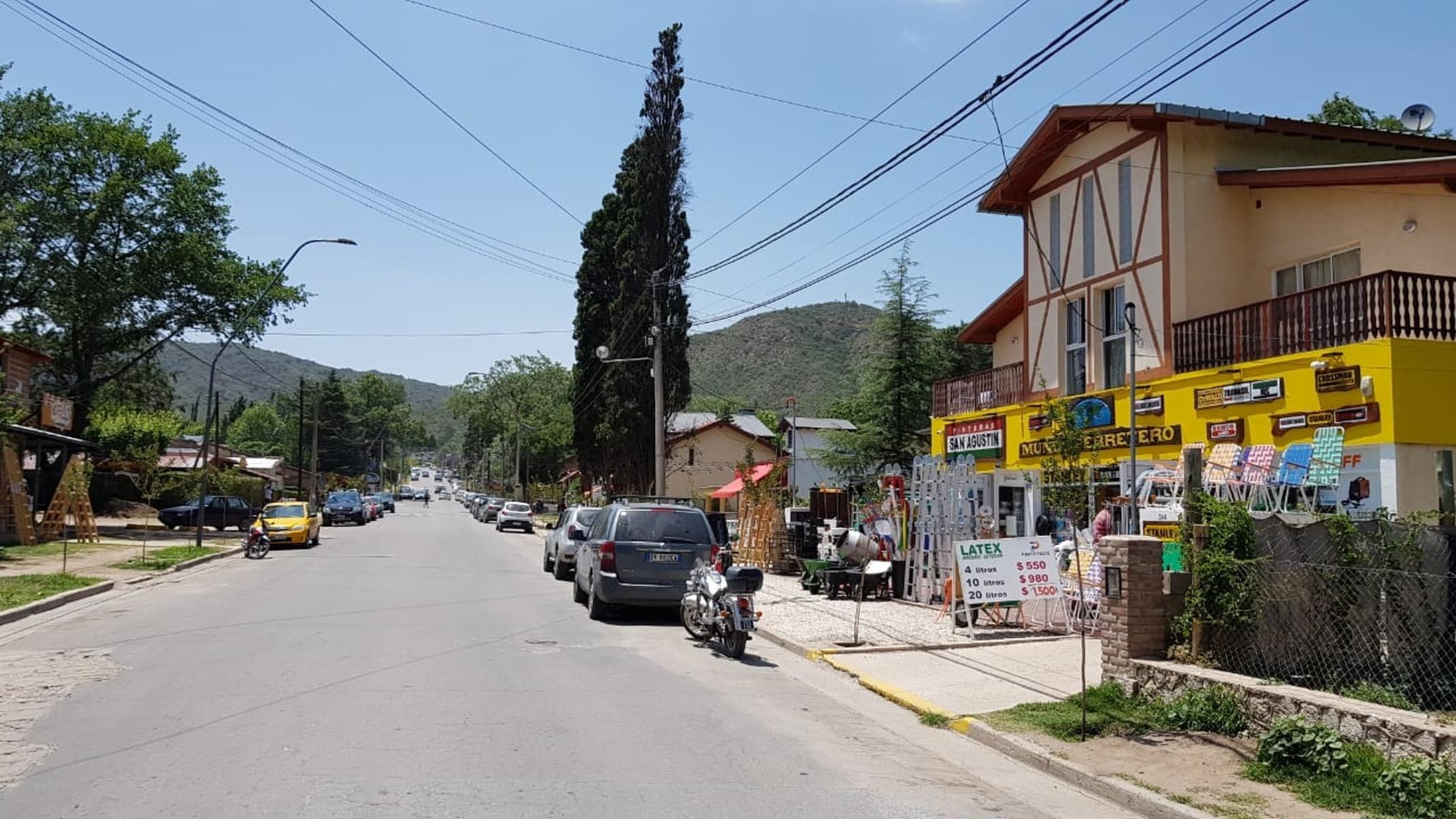Complejo de locales, departamentos y vivienda en venta - 5