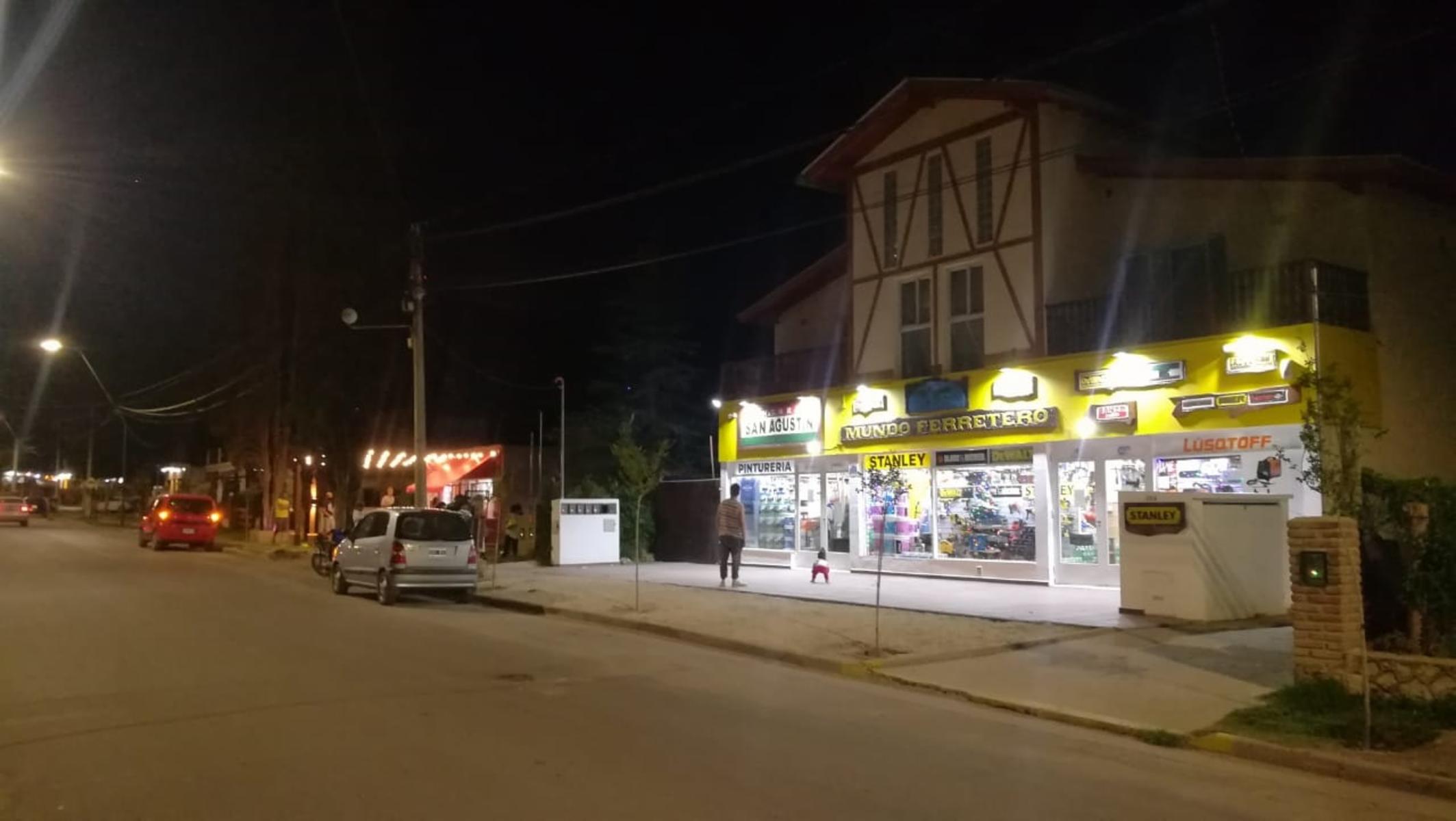 Complejo de locales, departamentos y vivienda en venta - 7