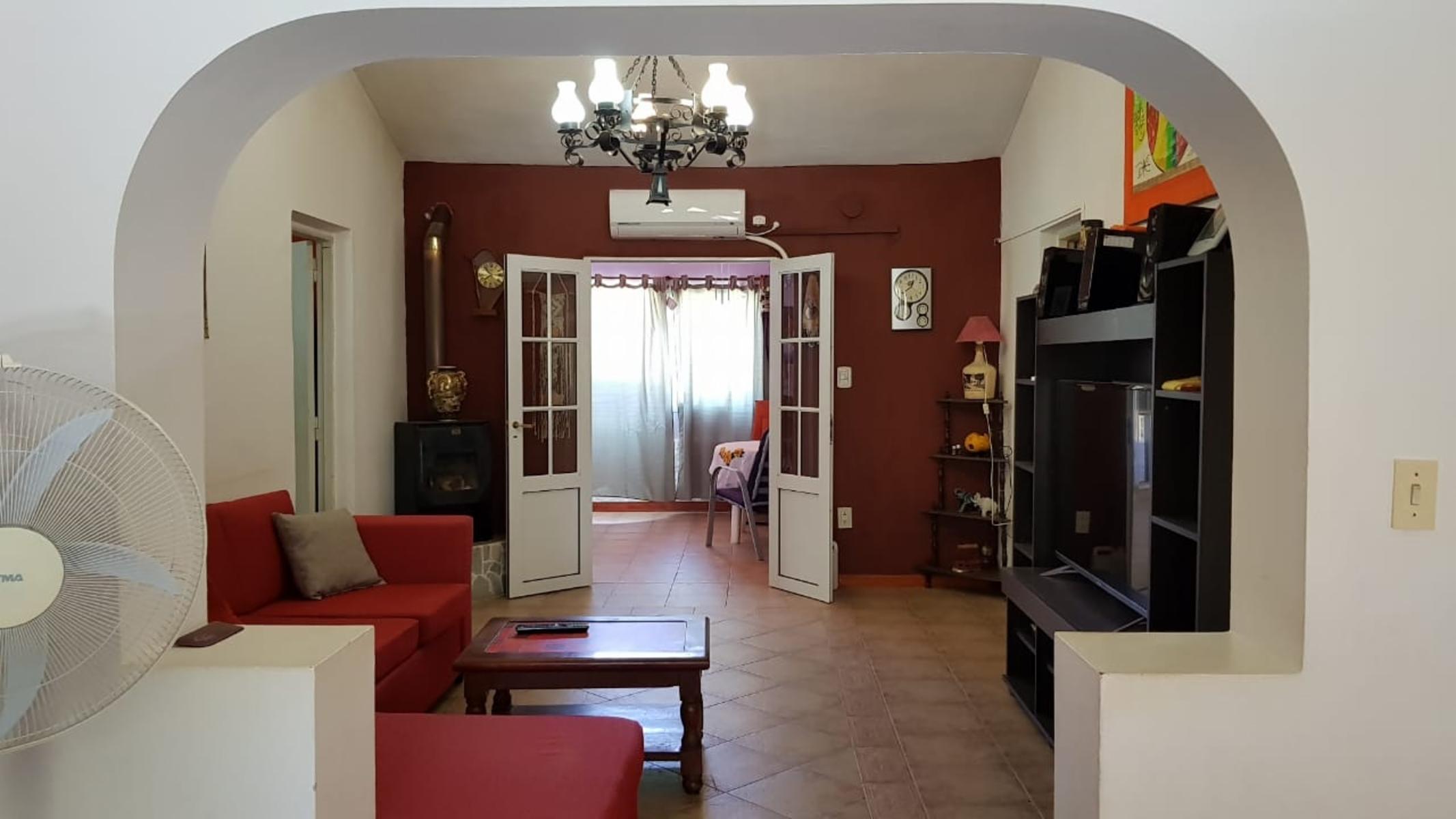 Complejo de locales, departamentos y vivienda en venta - 24