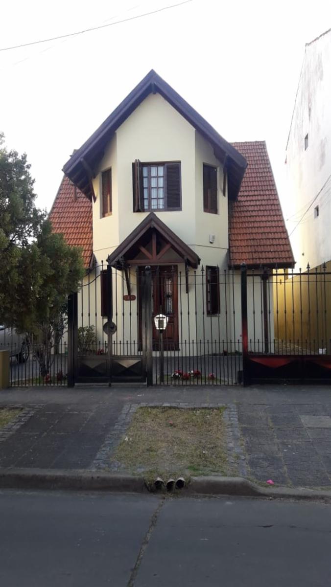 HERMOSO CHALET DESARROLLADO EN LOTE Y MEDIO EN QUILMES OESTE.
