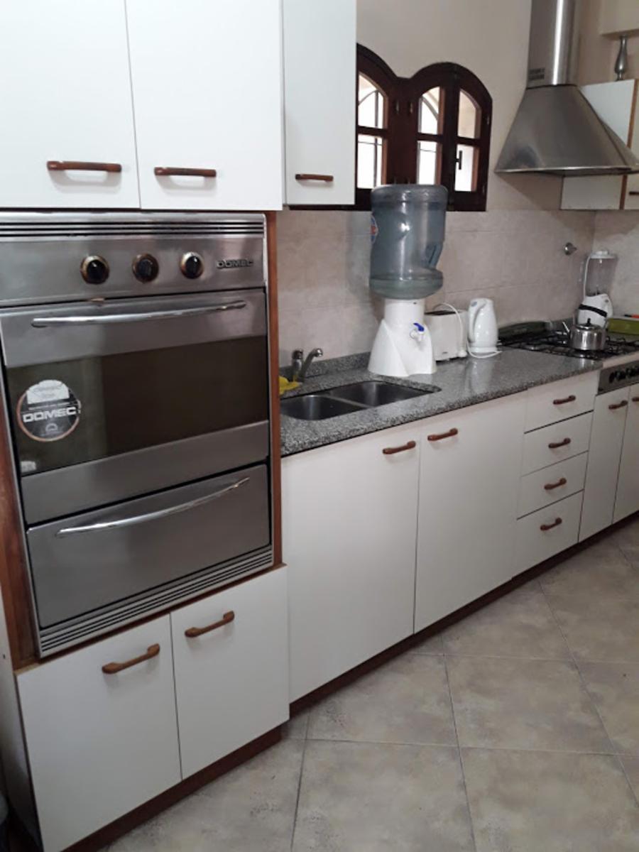 HERMOSO CHALET DESARROLLADO EN LOTE Y MEDIO EN QUILMES OESTE. — foto 8
