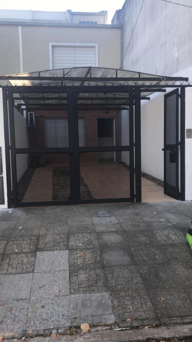 TRIPLEX 4 AMBIENTES EN QUILMES OESTE.