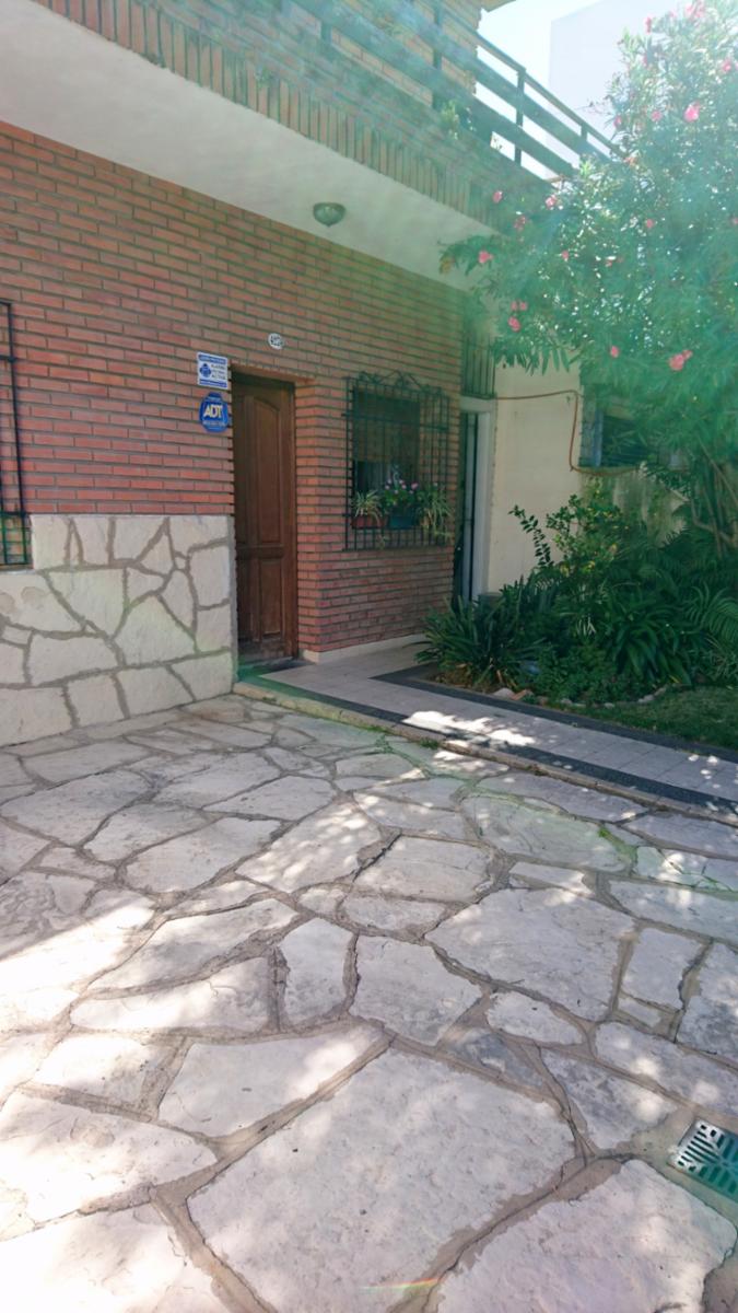 Hermoso Chalet de 6 + Amb con Depto de 3 Amb en El Fondo. con Coch Para 2 Autos — foto 3