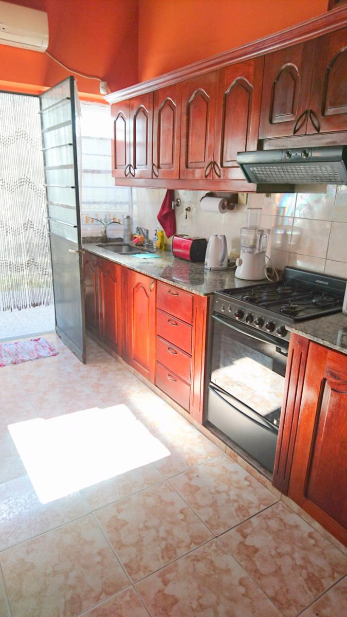 Hermoso Chalet de 6 + Amb con Depto de 3 Amb en El Fondo. con Coch Para 2 Autos — foto 5