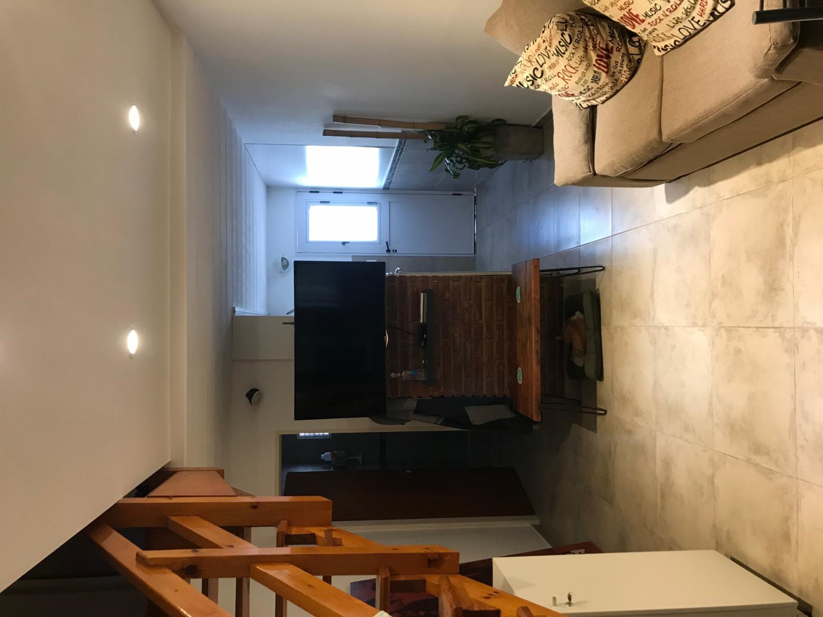 Excelente duplex de 2 1/2 ambientes con patio y cochera.