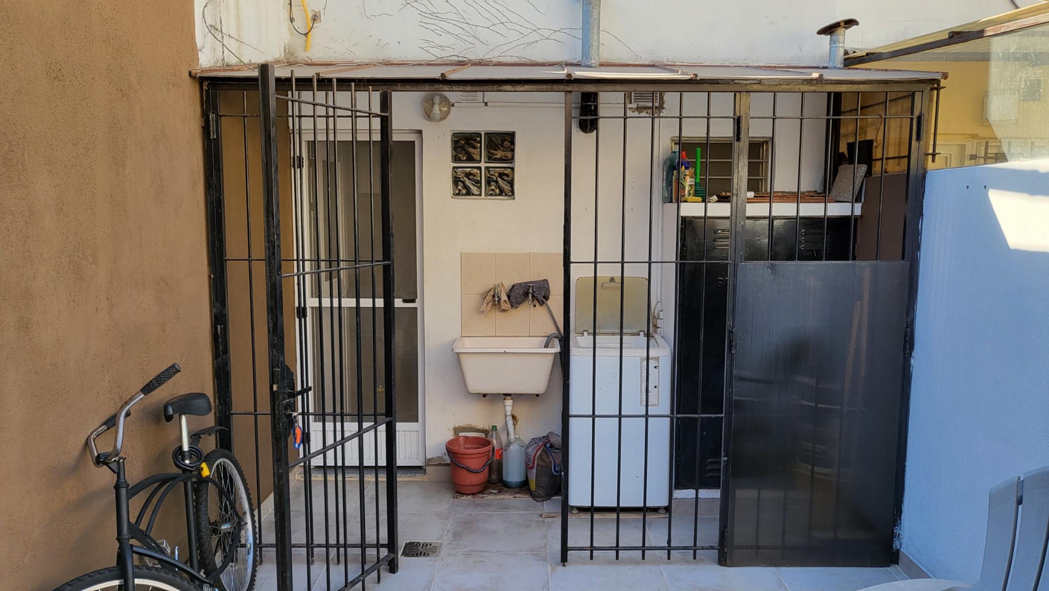Excelente duplex de 2 1/2 ambientes con patio y cochera. — foto 7
