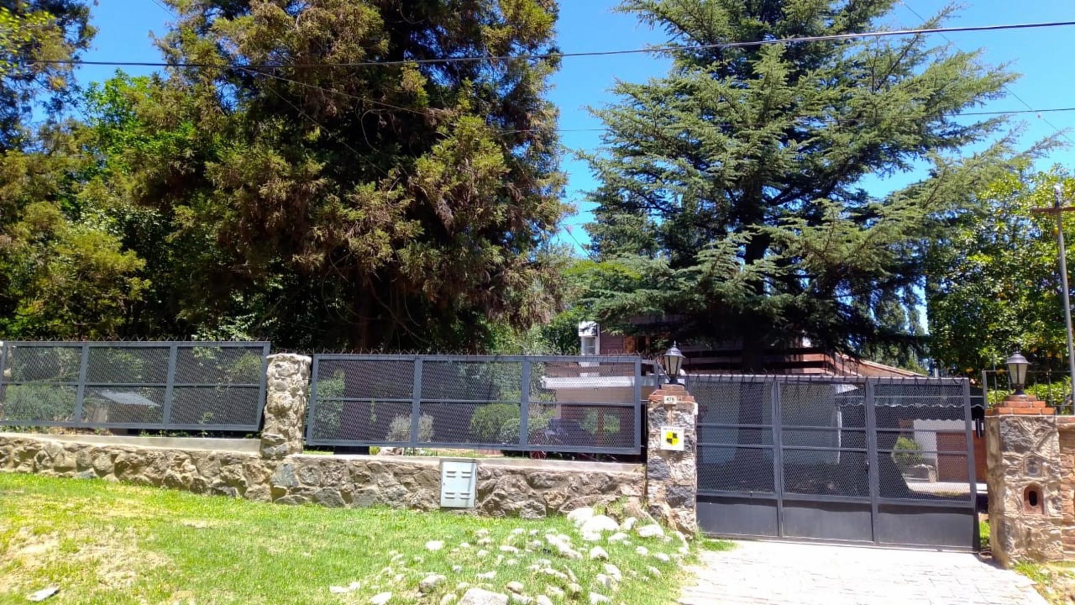 EXCELENTE PROPIEDAD CON PARQUE Y PISCINA.