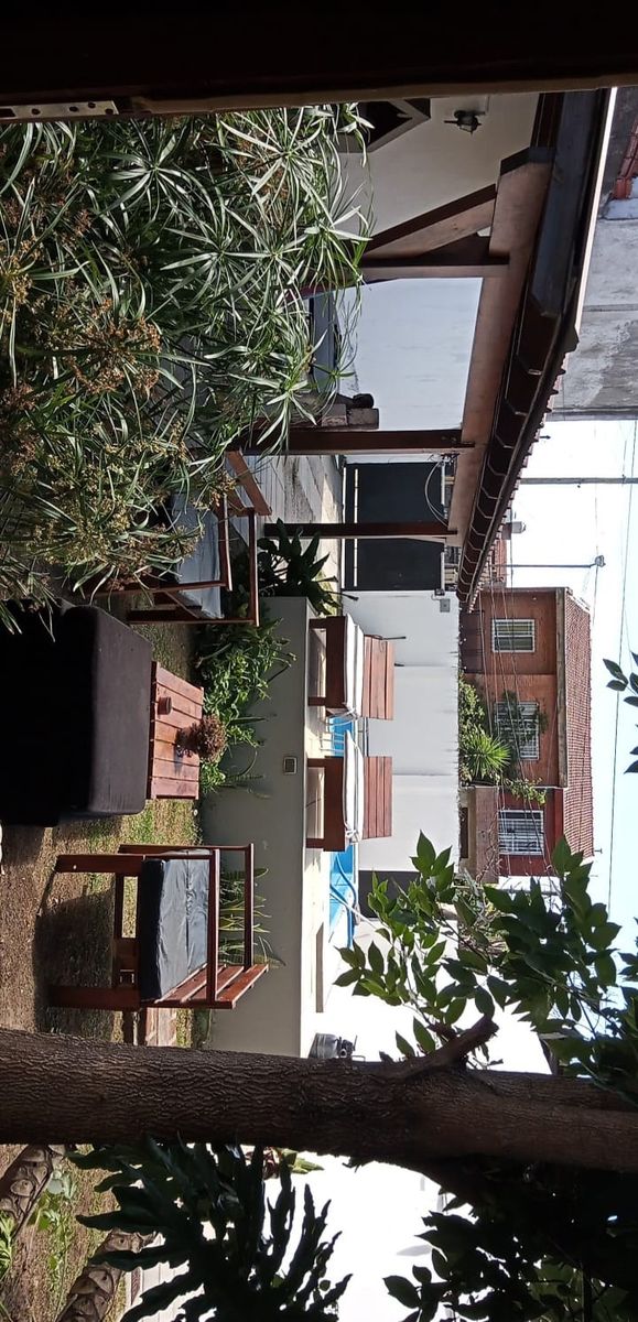 Excelente propiedad de 3 ambientes con parque y pileta.