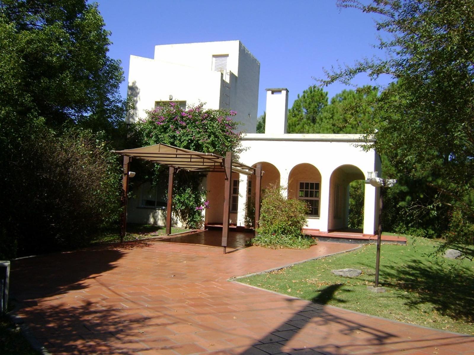 COUNTRY CASA SOBRE PARQUE 1500 m2.RIEGO POR ASPERSIÓN ARBOLADO 192 m2. CUBIERTOS NOVOA PROPIEDADES