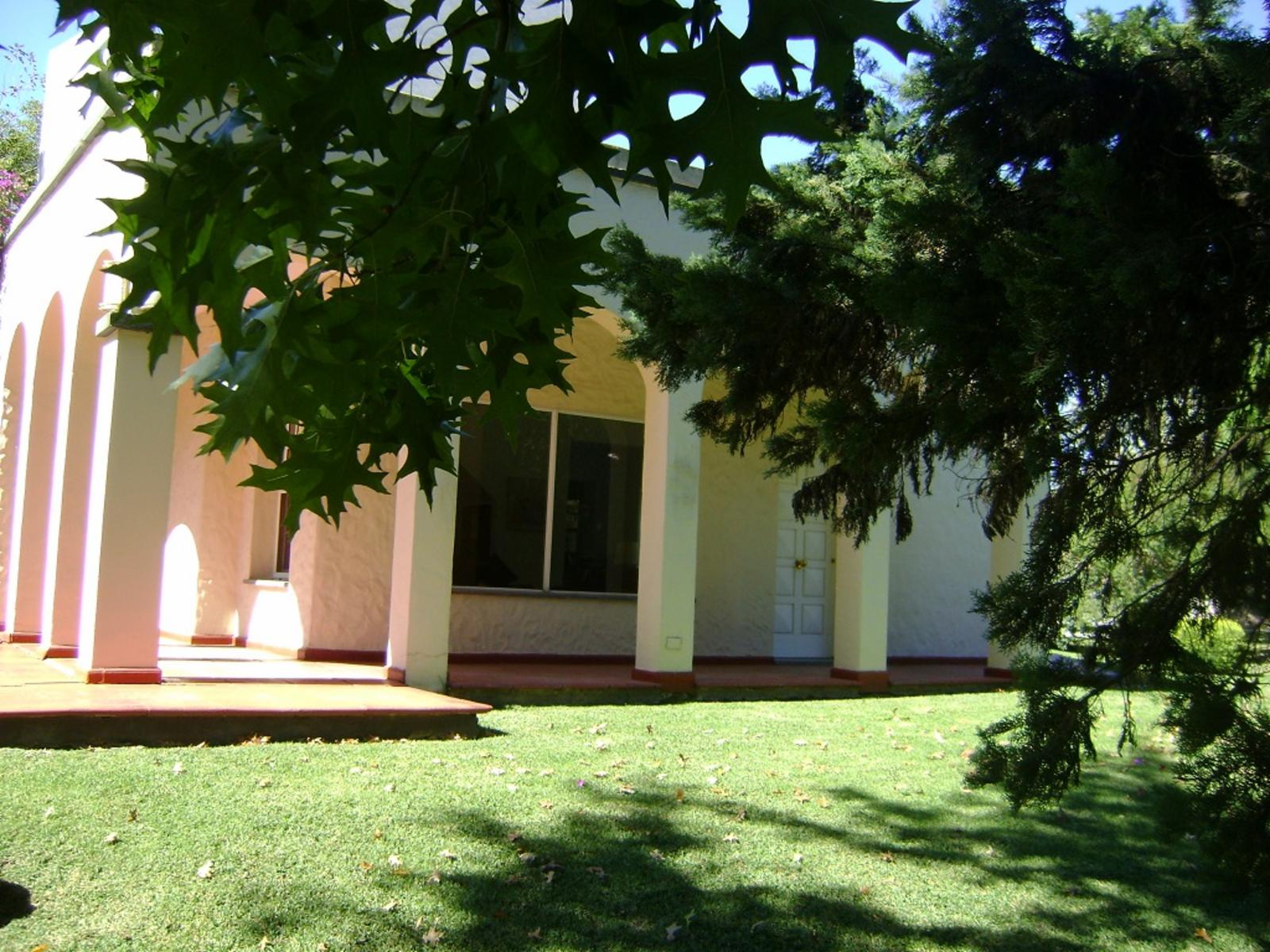 COUNTRY CASA SOBRE PARQUE 1500 m2.RIEGO POR ASPERSIÓN ARBOLADO 192 m2. CUBIERTOS NOVOA PROPIEDADES — foto 2