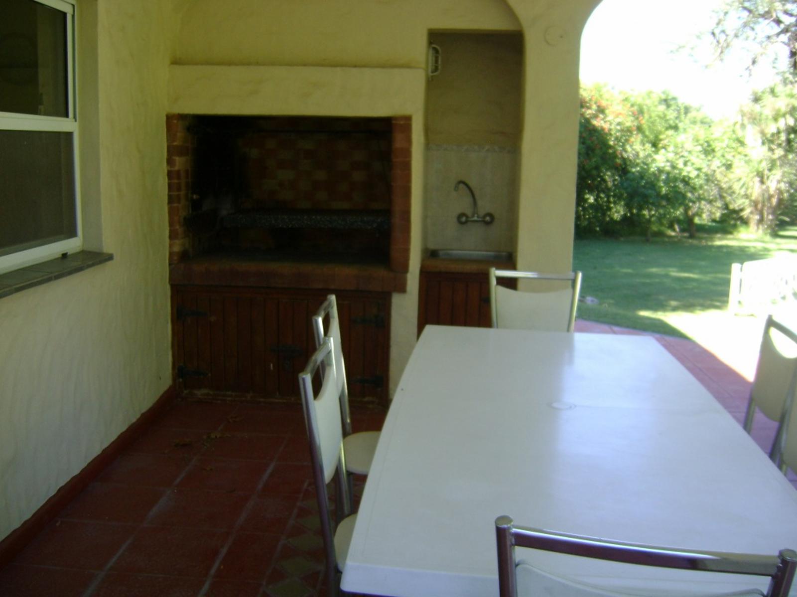 COUNTRY CASA SOBRE PARQUE 1500 m2.RIEGO POR ASPERSIÓN ARBOLADO 192 m2. CUBIERTOS NOVOA PROPIEDADES — foto 4