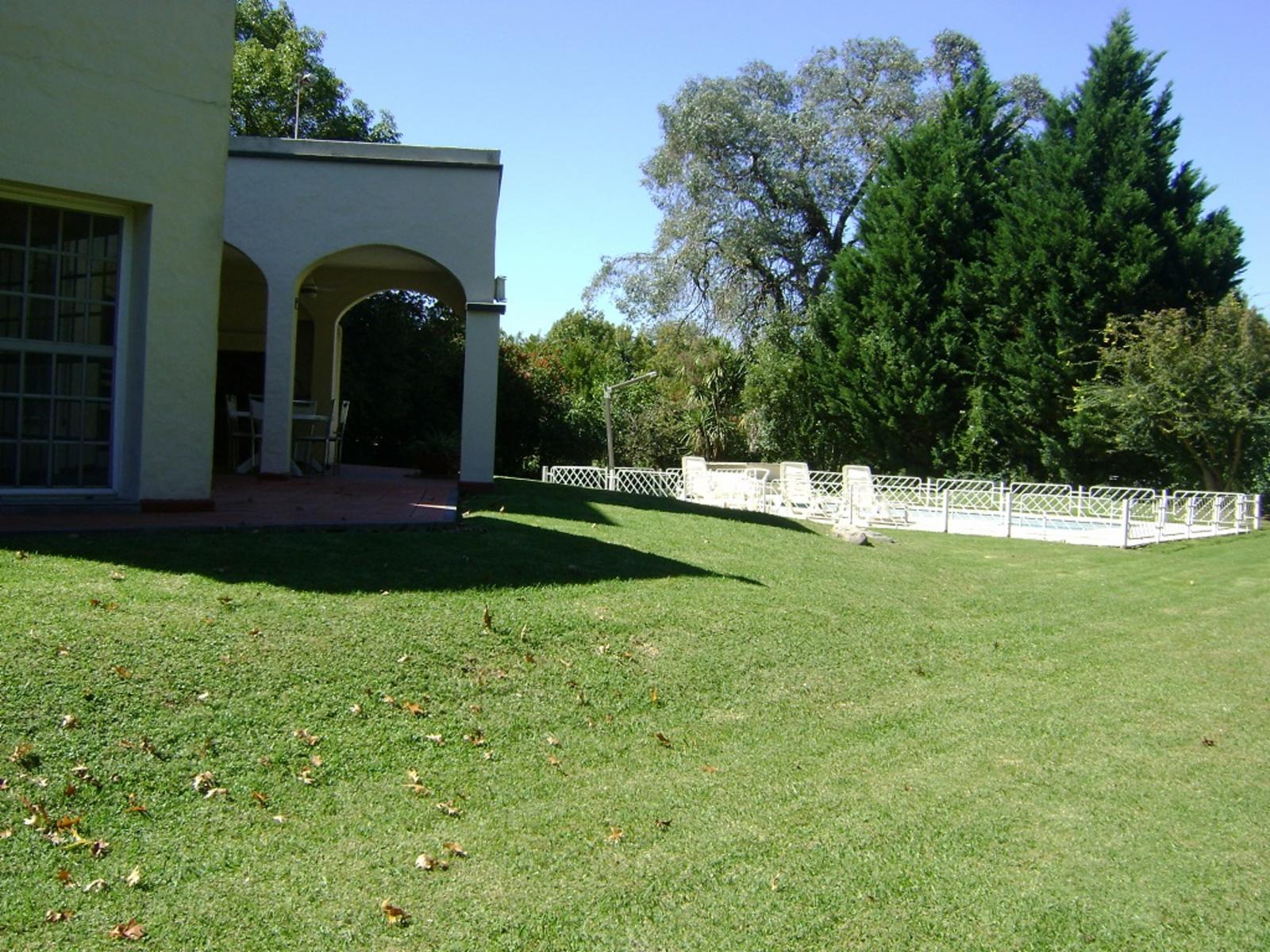 COUNTRY CASA SOBRE PARQUE 1500 m2.RIEGO POR ASPERSIÓN ARBOLADO 192 m2. CUBIERTOS NOVOA PROPIEDADES — foto 5