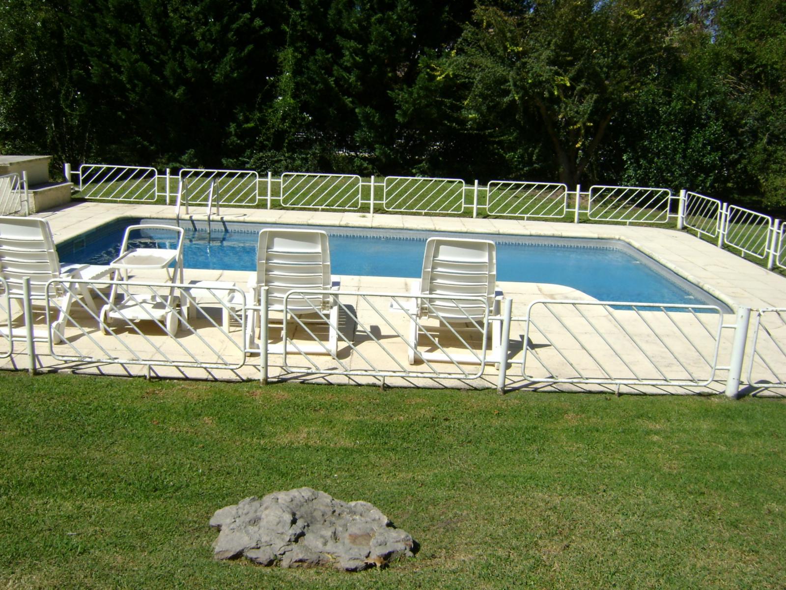 COUNTRY CASA SOBRE PARQUE 1500 m2.RIEGO POR ASPERSIÓN ARBOLADO 192 m2. CUBIERTOS NOVOA PROPIEDADES — foto 7