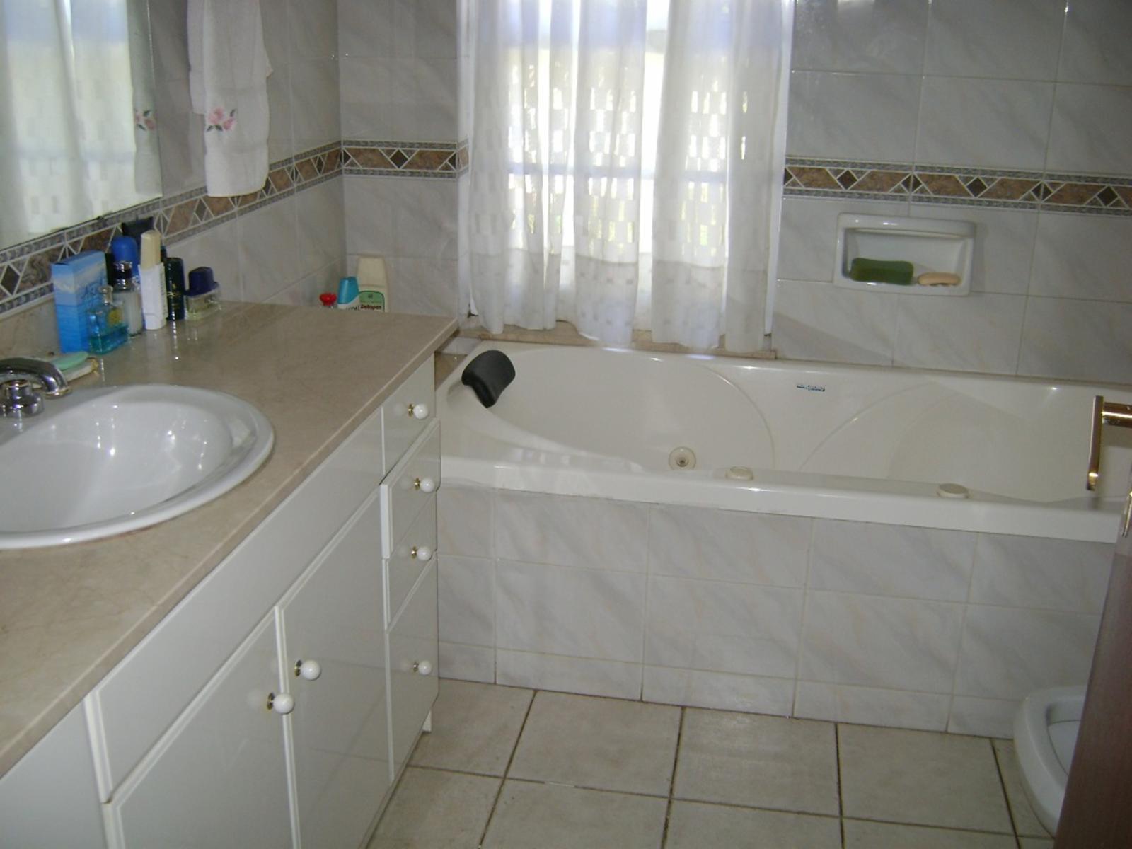 COUNTRY CASA SOBRE PARQUE 1500 m2.RIEGO POR ASPERSIÓN ARBOLADO 192 m2. CUBIERTOS NOVOA PROPIEDADES — foto 9