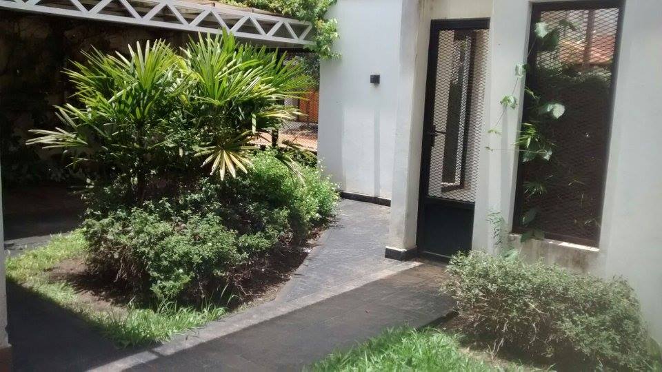 !!!ALQUILO CASA 4 DORM PARA JULIO Bº San Jose!!!
alquilo casa de 4 dorm , 3 baños , cochera , todos sus hambientes climatizados , exelente ubicacion en esquina sobre asfalto - 19