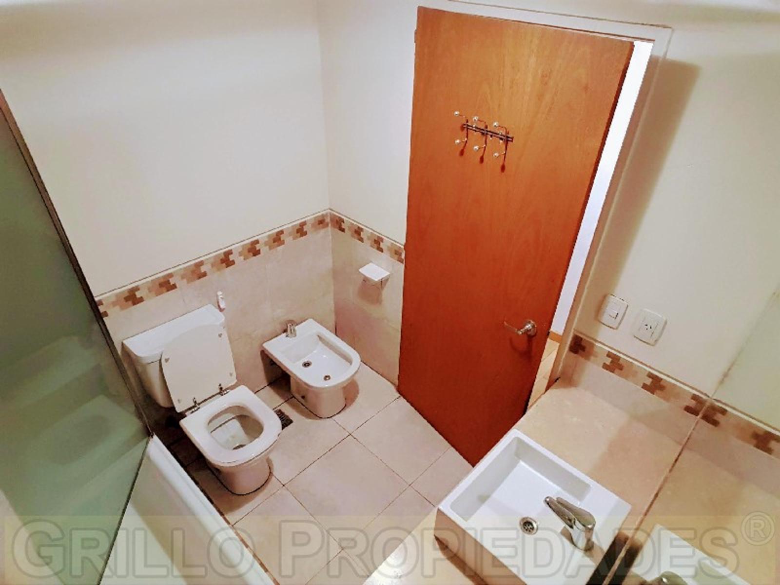 Av. del Libertador 8392. Departamento tres ambientes. Parrilla propia. Pileta, SUM. Seguridad 24hs. — foto 10