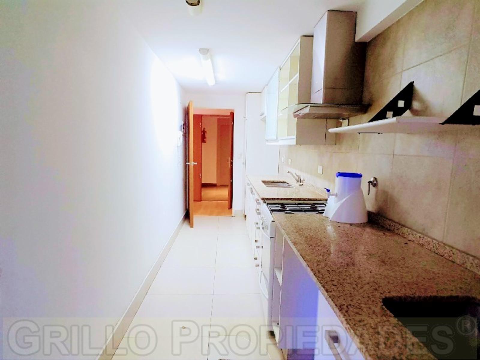 Av. del Libertador 8392. Departamento tres ambientes. Parrilla propia. Pileta, SUM. Seguridad 24hs. — foto 11