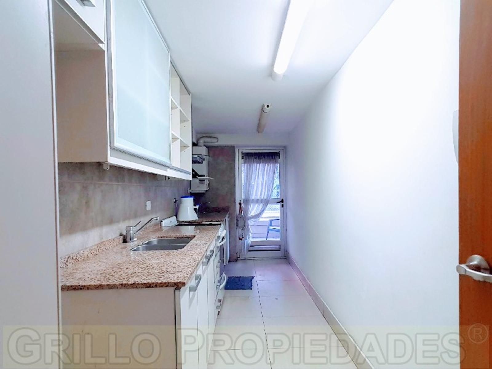 Av. del Libertador 8392. Departamento tres ambientes. Parrilla propia. Pileta, SUM. Seguridad 24hs. — foto 12