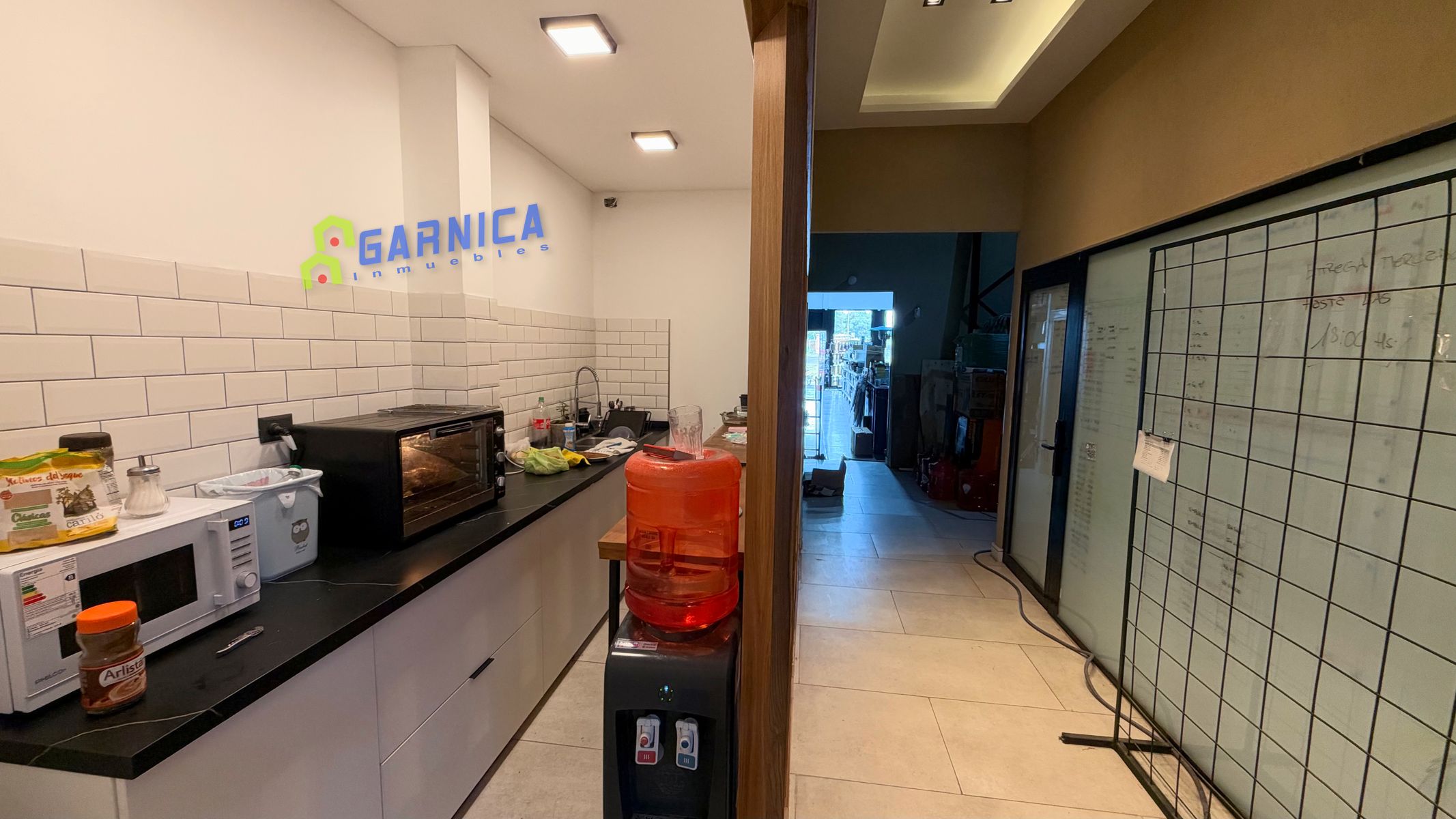 Local comercial con entrepiso en alquiler sobre Av. Perón, Ituzaingó - 9