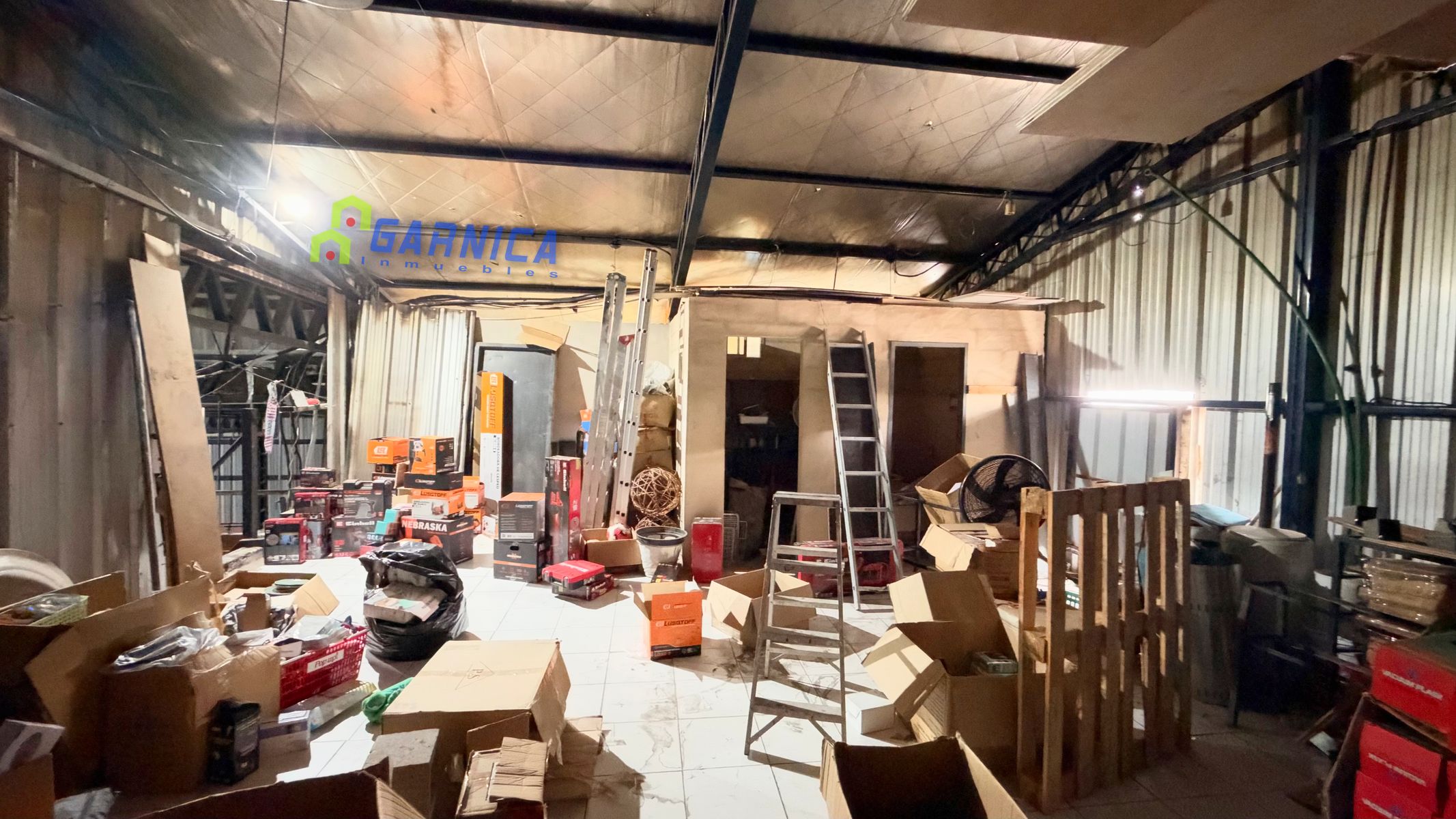 Local comercial con entrepiso en alquiler sobre Av. Perón, Ituzaingó - 20