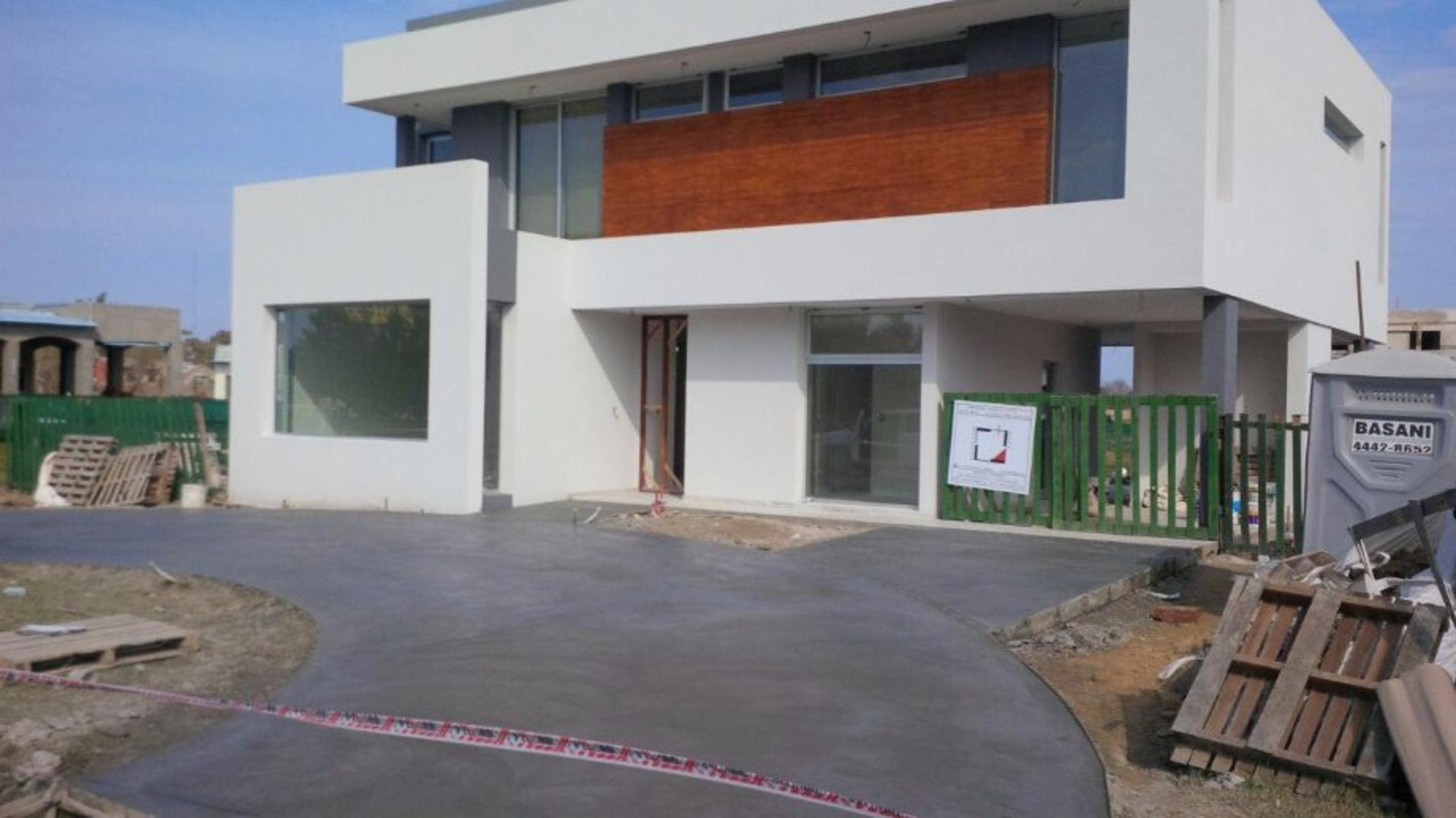 Excelente casa de 4 ambientes en el Barrio Las Golondrinas. — foto 2