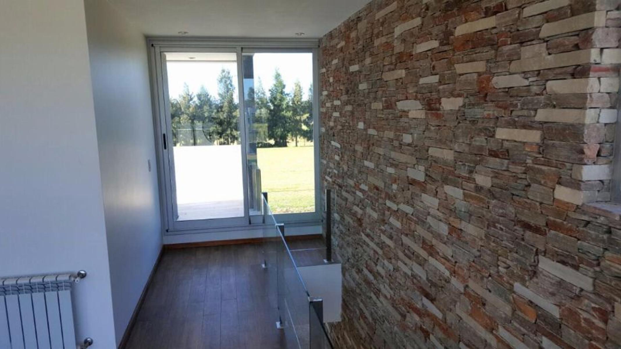 Excelente casa de 4 ambientes en el Barrio Las Golondrinas. — foto 4