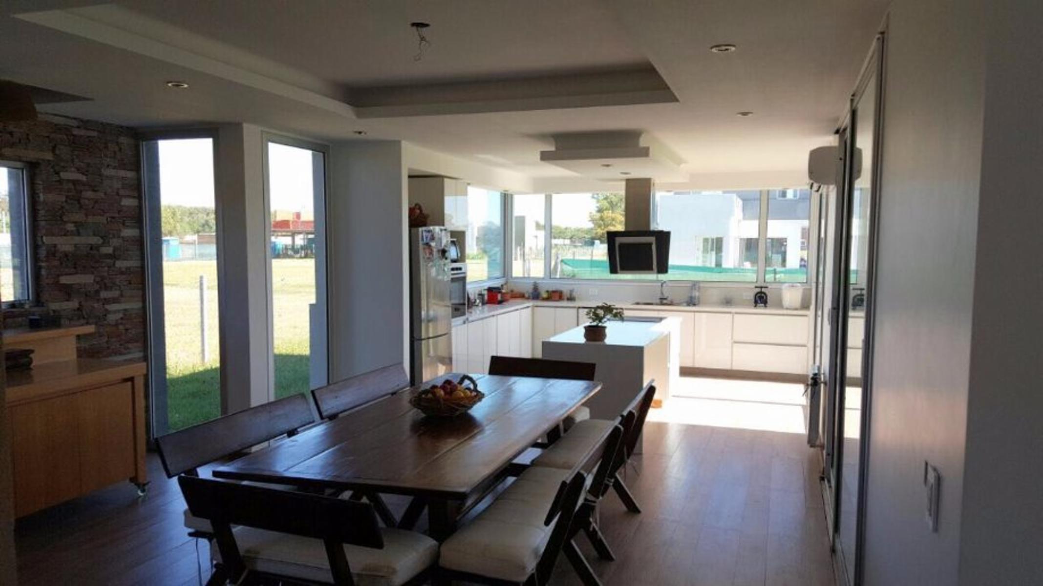 Excelente casa de 4 ambientes en el Barrio Las Golondrinas. — foto 7