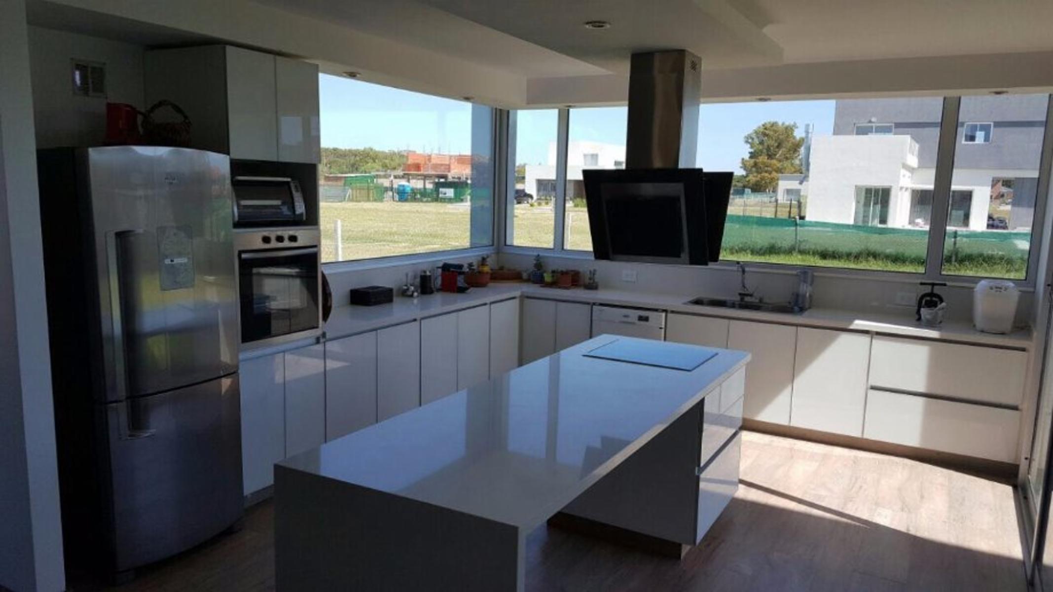 Excelente casa de 4 ambientes en el Barrio Las Golondrinas. — foto 9