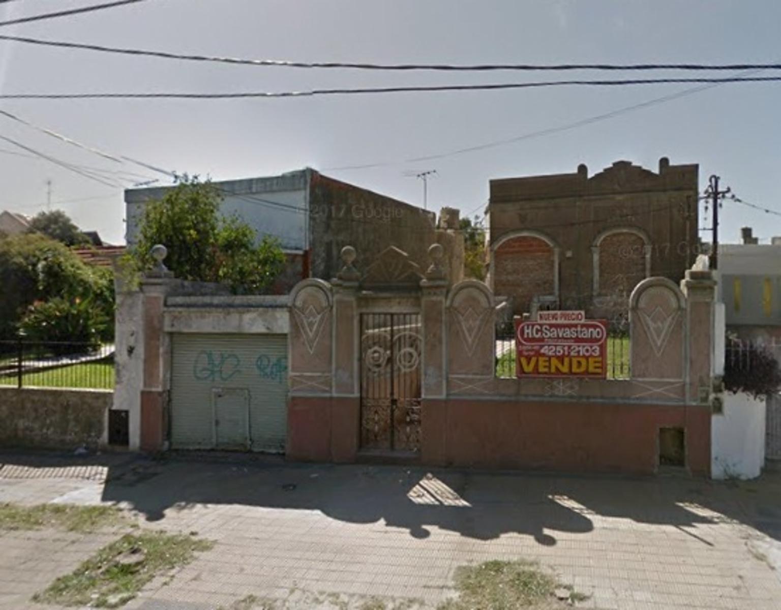Lote con casa a demoler en Bernal Oeste. Excelente ubicación.