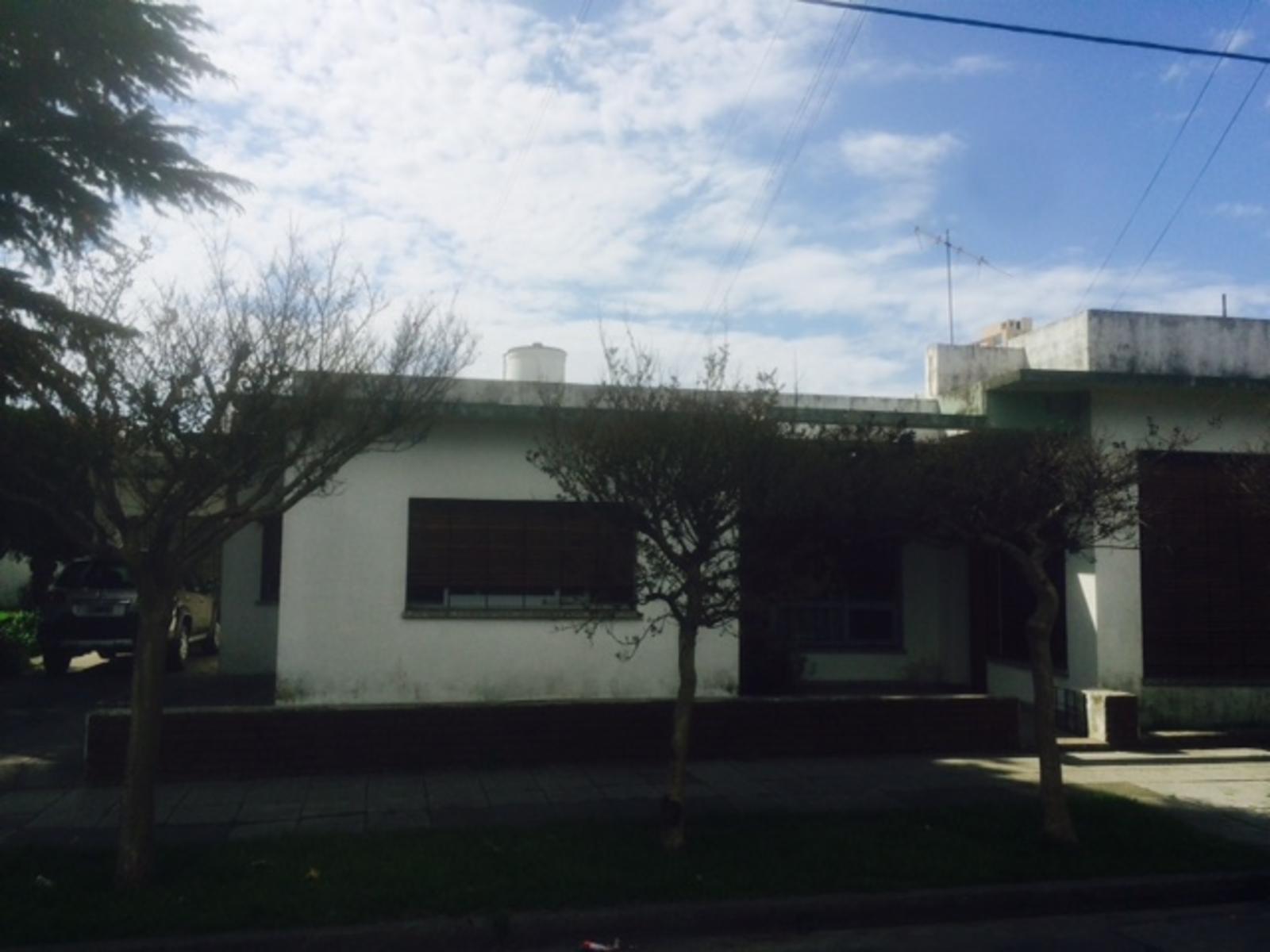 Casa de 4 ambientes sobre 2 lotes. Ideal constructora.