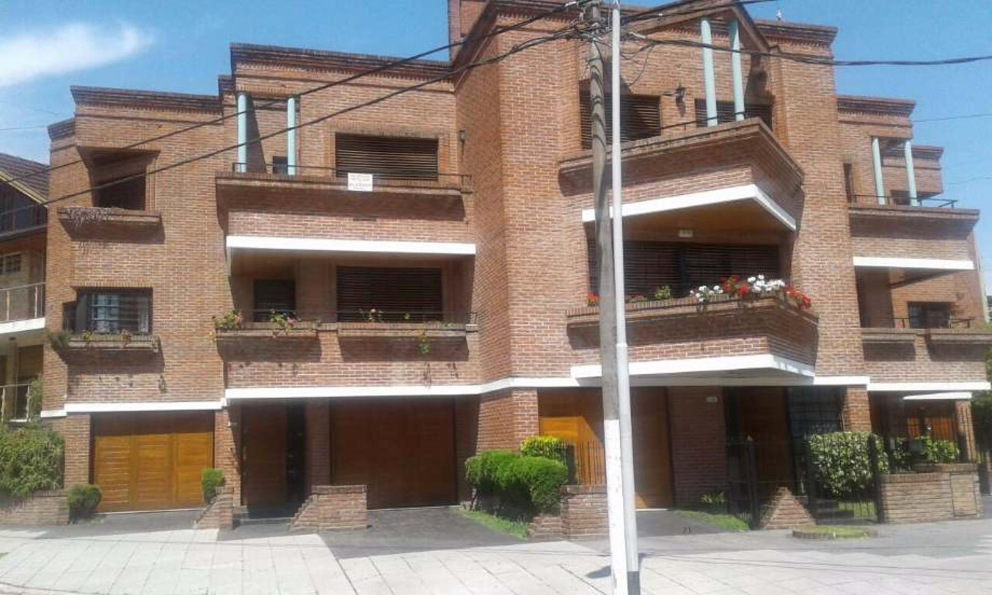 Triplex de 5 ambientes en Wilde
