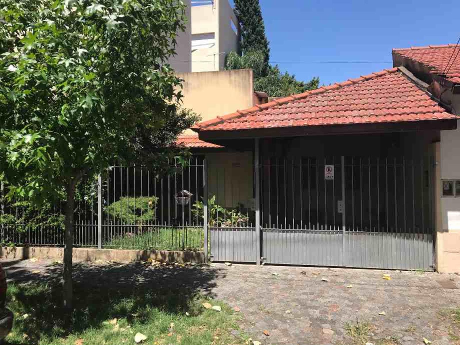 Casa de 4 ambientes con entrada de auto, Quilmes.