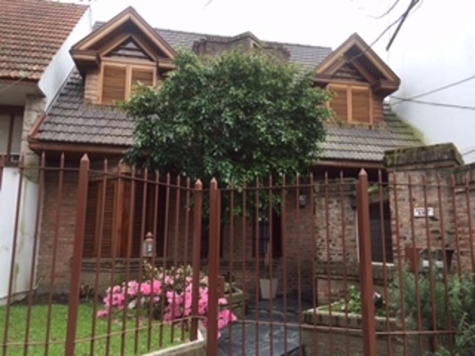 Casa de 4 ambientes sobre amplio lote, Quilmes