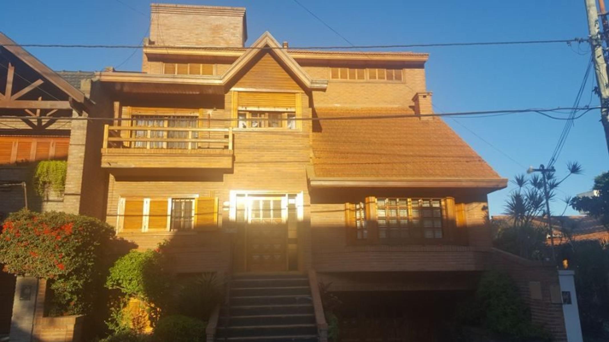 Chalet de 7 ambientes, Barrio Parque.