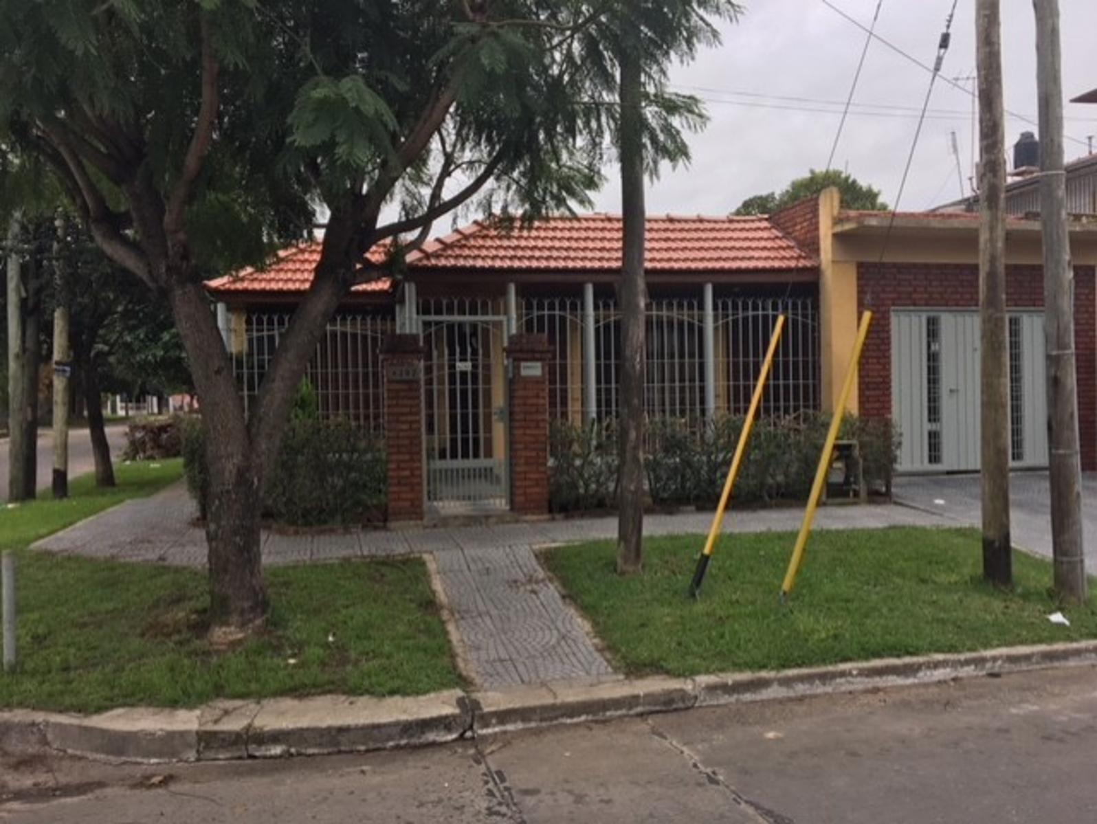 Casa en venta de 3 ambientes, Ezpeleta.