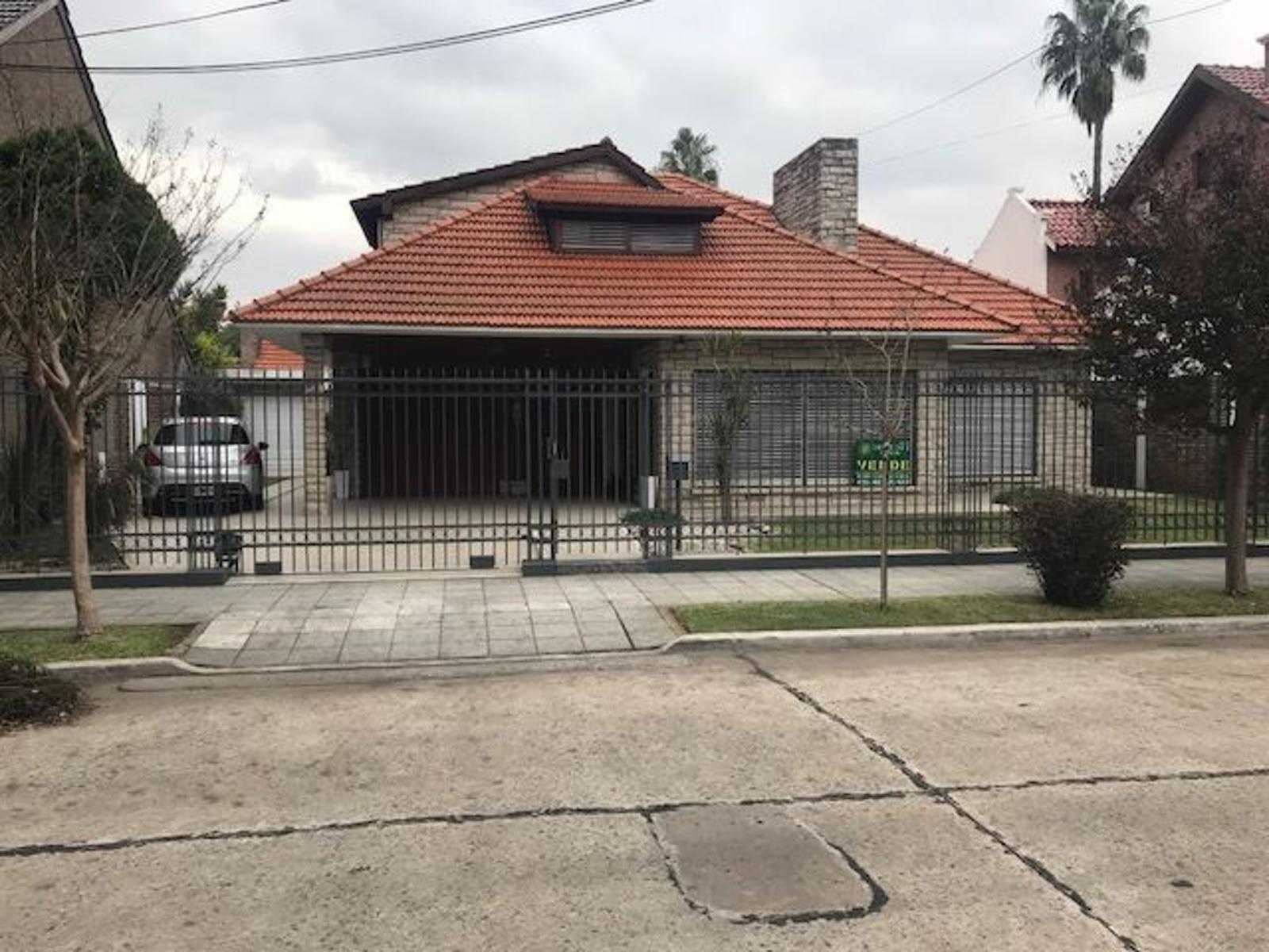 Excelente chalet de 5 ambientes en Barrio Parque