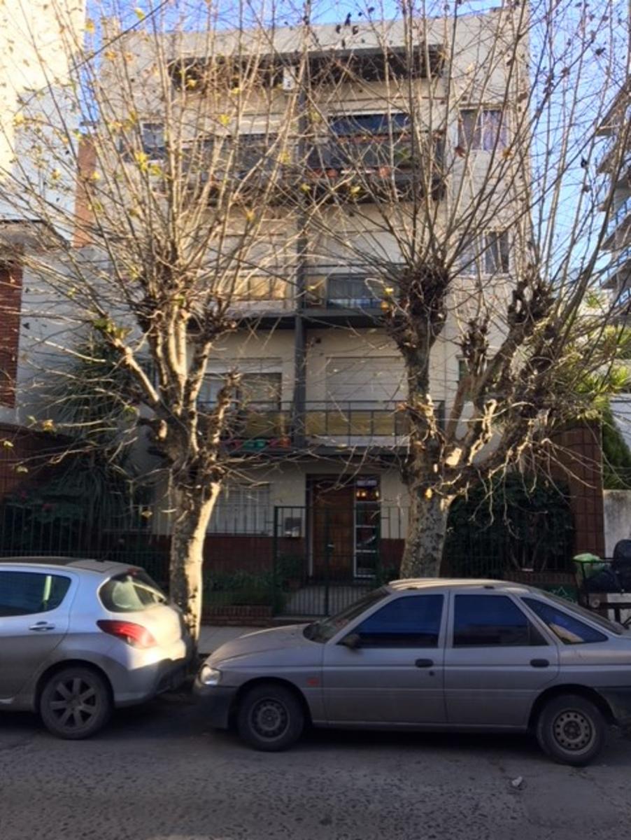 Departamento de 2 ambientes en PB con patio zona plaza Conesa Quilmes centro