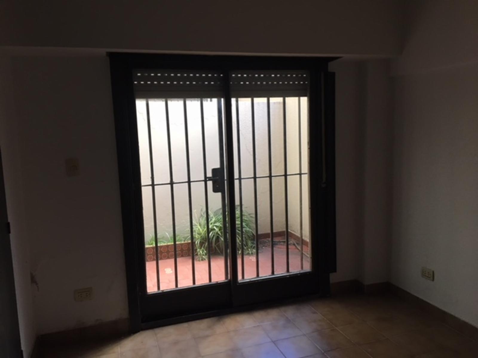 Departamento de 2 ambientes en PB con patio zona plaza Conesa Quilmes centro — foto 7