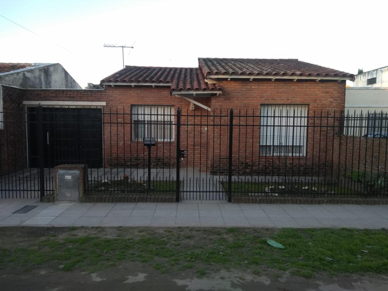 Casa de 3 ambientes en Quilmes Este.