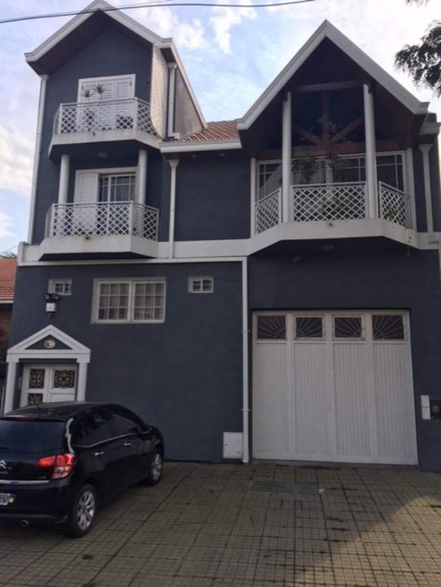 Casa amplia de 4 ambientes en Quilmes.