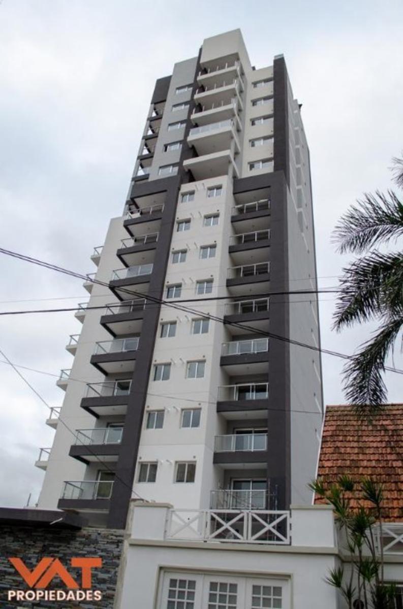 Departamento de 3 ambientes con cochera, Bernal centro.