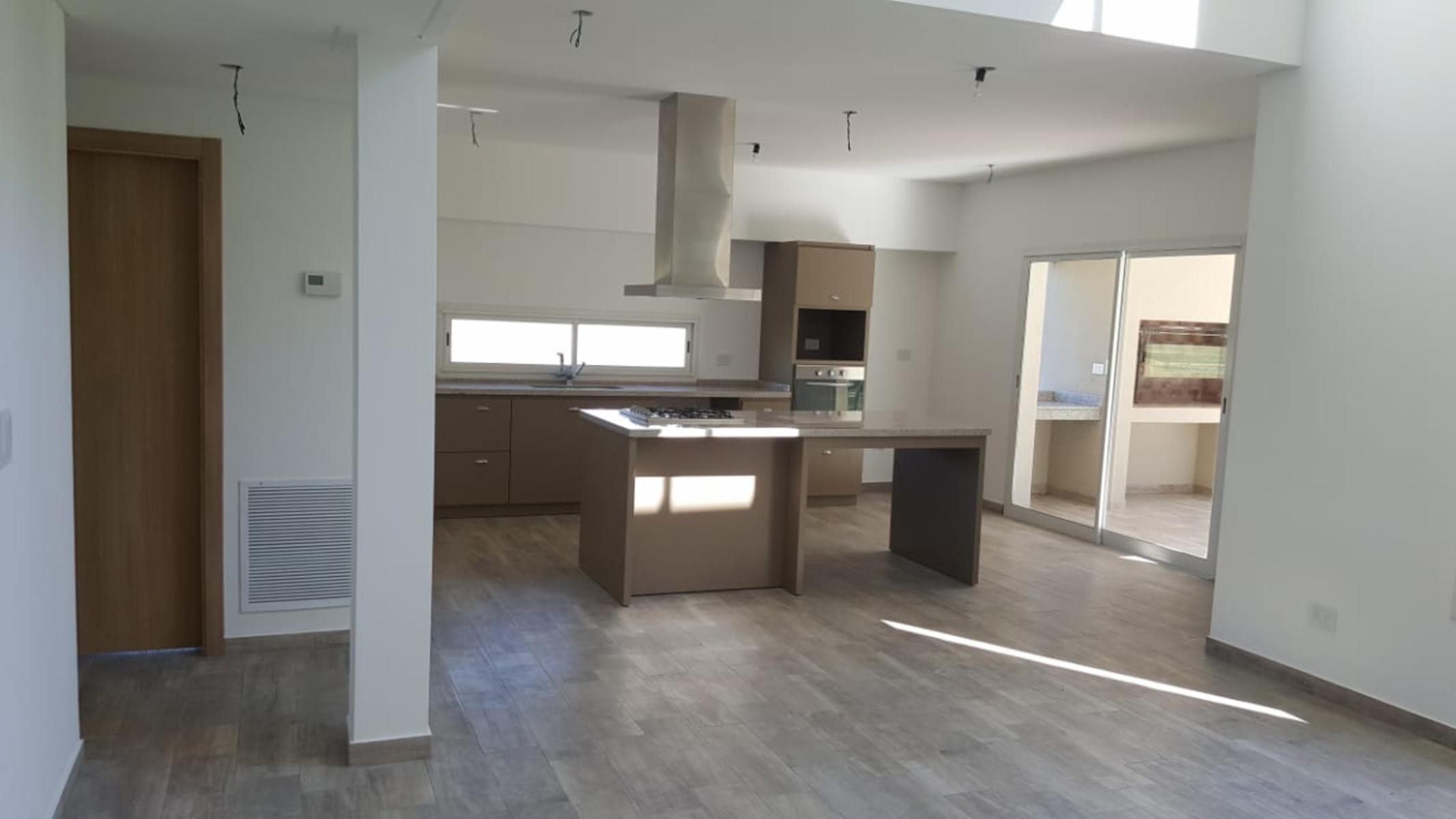 Excelente casa de 5 ambientes en 2 plantas, Greenville. — foto 8