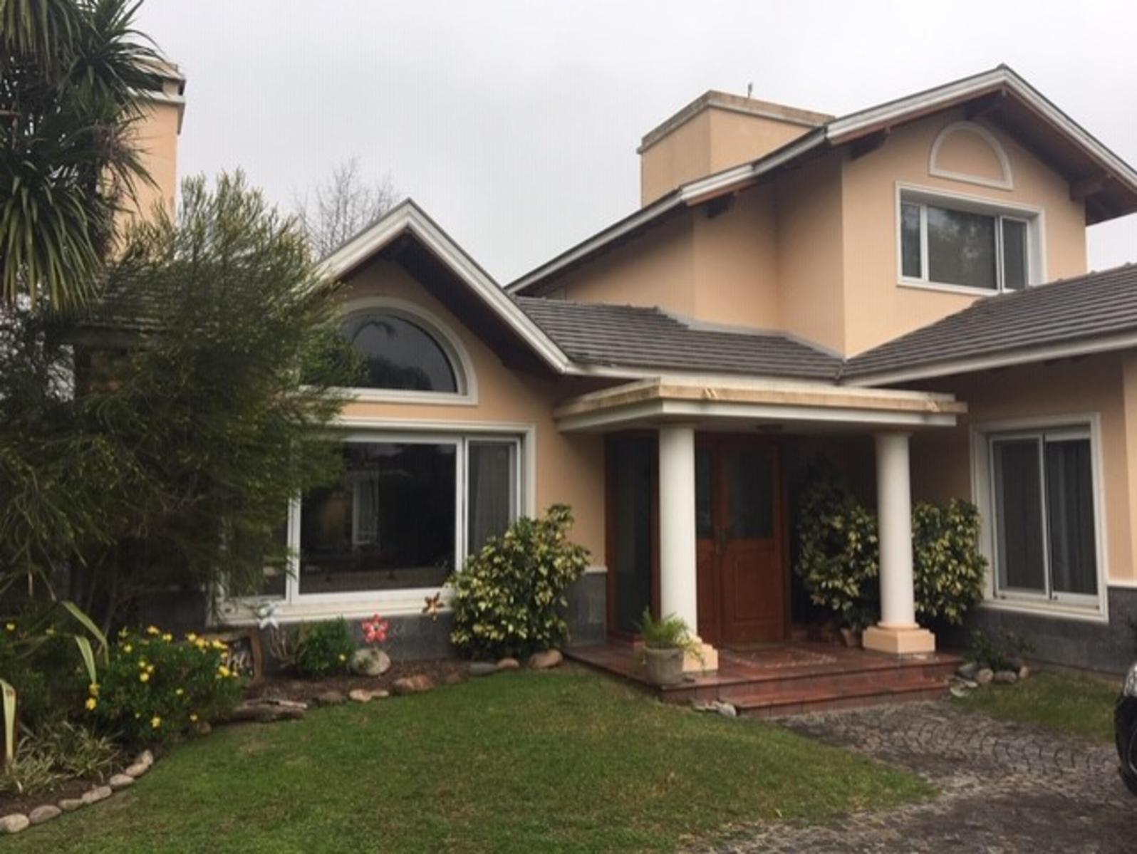casa en barrio Village